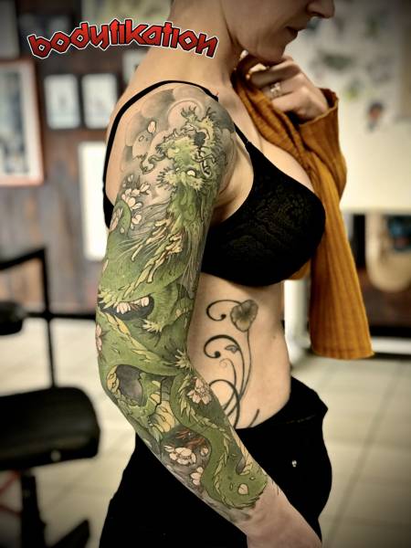 Salon de tatouage avec tatoueur spécialisé dans le tatouage japonais irezumi de dragon à Talence, près de Bordeaux centre