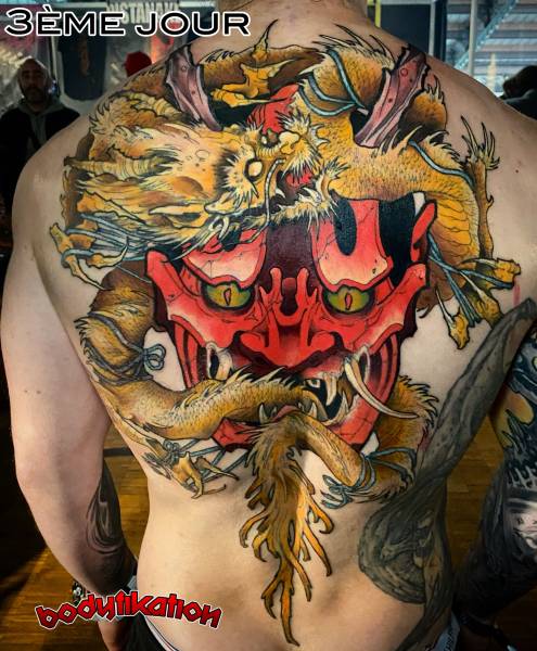 Se faire tatouer le dos complet avec un hannya et dragon japonais en couleur en trois jours, en convention de tatouage PLANETARIUM à paris