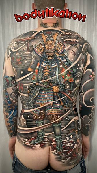 tatouage sauce samouraï en couleur dans tout le dos sur bordeaux