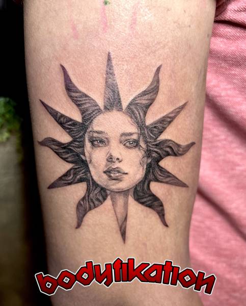 Où trouver une idée de tatouage de soleil et lune pour homme ou femme proche de Bordeaux ?