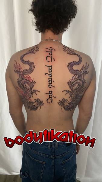 Se faire tatouer un dragon en ligne noir et rouge à Bordeaux