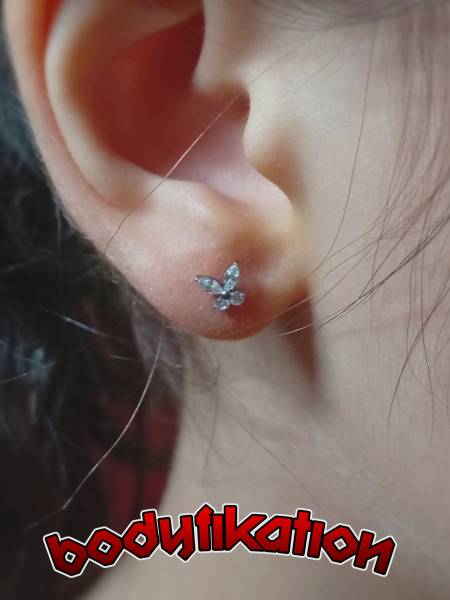 Piercing lobe d'enfant à Bordeaux : où trouver une pierceuse professionnelle rassurante sur mineur