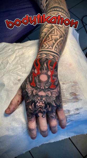 Se faire tatouer la main à Talence, à coté de Bordeaux ?