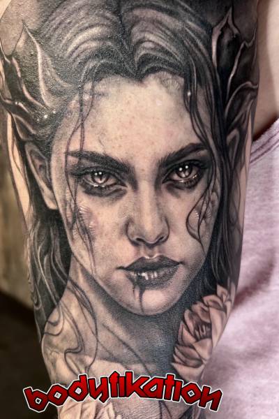 Se faire tatouer un tatouage réaliste visage de femme en noir et gris dans la région de Bordeaux
